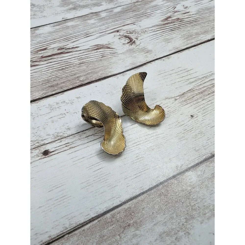 Vintage Avon Clip On Earrings - Gold Tone Swish 7/8